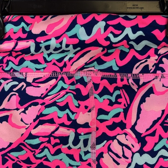 Lilly Pulitzer rare navy lobstah roll capris sz med - Picture 6 of 7